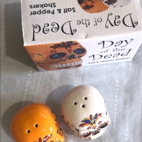 Day of the Dead Skull Salt and Pepper Shakers (NEW) - Picture 4 of 5